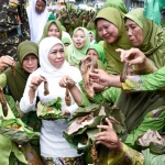 Gubernur Jatim, Khofifah Indar Parawansa bersama anggota Muslimat NU Kab Kediri memecahkan rekor MURI makan lele bersama terbanyak di lapangan Stadion Candra Bhirawa Kab Kediri. foto: ist