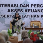 Narasumber dari OJK Kediri saat menyampaikan paparan tentang Literasi dan Inklusi Keuangan Kepada Wirausaha Cerdas dalam Memilih Penggunaan Financial Technology (Fintech), Selasa (11/6/2024). Foto: Ist.