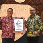 Dani Akhyar, (Batik merah) Head of Community Development Smartfren saat menerima Indonesia Green Awards 2024 di Jakarta, (17/01/2024). Foto: Ist.