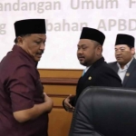 Ketua DPC PDIP Gresik, Mujid Riduan (kiri), saat rapat paripurna. Foto: Ist