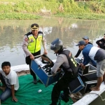 Polisi saat merazia salah satu perahu.