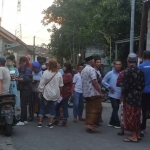 Warga Desa Pagerwojo, Kecamatan Buduran, Sidoarjo, saat berada di sekitar Pondok Pesantren Al Mahdiy.