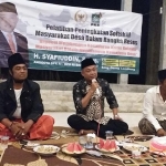 H. Syafiuddin (tengah), bersama M. Soleh (kanan) tokoh masyarakat Geger, Bangkalan.