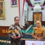 Direktur Perlindungan WNI Kementerian Luar Negeri, Judha Nugraha, saat menggelar konferensi pers di Gedung Negara Grahadi, Surabaya, didampingi Gubernur Khofifah bersama wakilnya, Emil Dardak. Foto: DEVI FITRI AFRIYANTI/BANGSAONLINE