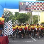 Bupati Jombang, Nyono Suharli Wihandoko, saat melepas para peserta Road Bike HUT ke-72 TNI di Pendopo Kabupaten Jombang.