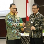Kepala Perwakilan BPK Provinsi Jawa Timur Ayub Amali saat menyerahkan penghargaan kepada Bupati Tuban H. Fathul Huda.