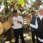 Gubernur Jawa Timur Khofifah Indar Parawansa saat mengunjungi kampung durian di Desa Girimulyo, Kabupaten Ngawi.