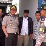 Petugas kepolisian dengan dipimpin Kapolres Kediri Kota AKBP Bambang Wijanarko saat melakukan olah TKP di Kantor Memo Kediri. (Arif Kurniawan/BangsaOnline.com)