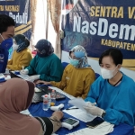 Ketua Satgas NasDem Peduli Kabupaten Kediri, Khusnul Arif, saat meninjau pelaksanaan vaksinasi di Balai Desa Tempurejo. foto: MUJI HARJITA/ BANGSAONLINE