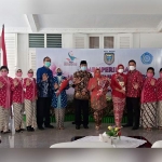 Wali Kota, Wakil Wali Kota, dan Sekda Kota Madiun  foto bersama pengurus TP PKK Kota Madiun.