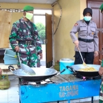 Anggota TNI-Polri saat memasak di dapur umum.