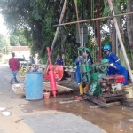 Petugas masih terlihat melakukan pengeboran tanah.