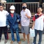 Manajer Comdev & Humas PT. BKMS Mifti Haris saat hendak melakukan penyemprotan disinfektan. foto: ist.