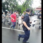 Sekkota Malang Wasto, SH.MH, (kaos merah bertopi), bersama Satpol PP dan Banpol PP, mengitari Alun-alun Merdeka dan Alun-alun Tugu Kota Malang, Jumat (19/1).