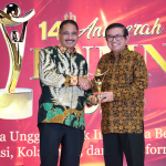 Dirut Petrokimia Gresik, Dwi Satriyo Annurogo (kanan)  menerima penghargaan  sebagai  The Best CEO Developing Talent. Foto: Ist.