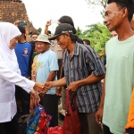 Khofifah Indar Parawansa Gubernur Jatim memberikan bantuan secara simbolis berupa sembako kepada warga yang rumahnya mengalami kerusakan akibat angin puting beliung.