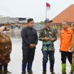 Kalaksa BPBD Jatim, Gatot Soebroto, bersama para petugas saat meninjau banjir di Sidoarjo.