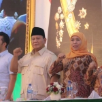 Khofifah Indar Parawansa bersama Prabowo Subianto dalam sebuah kesempatan.