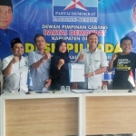 Sekretaris Gerindra Gresik, Asikin Harianto didampingi sejumlah pengurus mengembalikan formulir bacabup Asluchul Alif diPD Gresik. foto: SYUHUD/ BANGSAONLINE