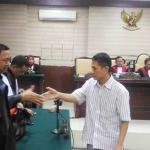 Terdakwa Sugeng Mujiadi, mantan Dirut PDAM Sidoarjo, berjabat tangan dengan JPU usai menjalani sidang terakhir. foto: NANANG I/ BANGSAONLINE