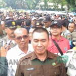 Wali Kota Malang H. M. Anton saat menemui massa sopir mikrolet. foto: IWAN IRAWAN/ BANGSAONLINE