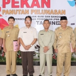 Sekretaris Daerah Kota Pasuruan Bahrul Ulum memberikan apresiasi kepada Kecamatan dan Kelurahan yang berprestasi.