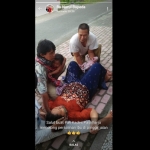 Kades Chusana saat membantu persalinan seorang ibu yang juga dilakukan di pinggir jalan tahun 2018 lalu.