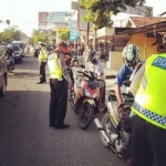 Para pengendara yang dihentikan petugas diperiksa kelengkapan berkendaranya.