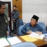 TEKEN: Bupati Sidoarjo H Saiful Ilah meneken berkas dana hibah untuk dam elektrik, Kamis pekan lalu. foto: musta’in/BANGSAONLINE