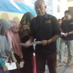 Pengurus PWI Lamongan saat memberikan santunan kepada anak-anak yatim piatu.