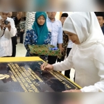 Gubernur Jawa Timur Khofifah Indar Parawansa menandatangani prasasti saat meresmikan “One Product One Pesantren” (OPOP), salah satu program unggulan Pemprov Jatim, di Pondok Pesantren Amanatul Ummah Pacet Mojokerto Jawa Timur, Rabu malam pukul 11 malam. foto: BANGSAAONLINE.com