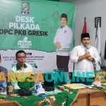 M Syahrul Munir (dua dari kanan) memberikan sambutan usai menerima rekom bakal calon bupati di Pilkada Gresik 2024 dari DPP PKB. Foto: SYUHUD/BANGSAONLINE