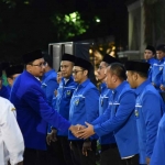 Bupati Sidoarjo, Ahmad Muhdlor Ali, saat memberikan ucapan selamat ke pengurus DPD KNPI Sidoarjo 2022-2025 usai dilantik. Foto: Ist