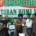 Ketua KONI Tuban Mirza Ali Mansyur menyerahkan trofi kepada juara 1 lomba.