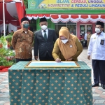 Bupati Gresik Fandi Akhmad Yani bersama Wabup Aminatun Habibah saat penandatanganan deklarasi tahun tolerasi dalam rangka HAB Kemenag ke-76. foto: SYUHUD/ BANGSAONLINE