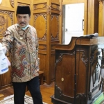 CEGAH VIRUS: Wabup Nur Ahmad ikut menyemprotkan disinfektan di Masjid Agung Sidoarjo, Kamis (19/3). foto: ist