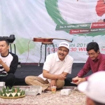 Gus Ipul saat berbuka bersama dengan puluhan remaja milenial di Omah Jaman Now, Senin (4/6/2018).  Acara bertajuk Ngobrol Bareng Gusti ini diikuti oleh ratusan anak muda dari berbagai aliansi di Jawa Timur.
