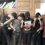 Para tersangka saat diamankan di Mapolsek Pagu Kabupaten Kediri. (foto: dendi martoni/BANGSAONLINE)
