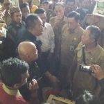 Ketua Komisi I Edy Santoso sempat bersitegang dengan pengelola Pasar Baru lantaran 
ditengarai ada jual beli stan secara ilegal. foto: SYUHUD/ BANGSAONLINE