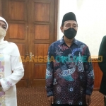 Gubernur Jawa Timur, Khofifah Indar Parawansa (kiri) bersama Ketua Komisi Fatwa MUI Jatim, KH Ma