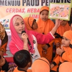 Novita Nur Arifin di tengah kerumunan anak PAUD. foto: HERMAN/ BANGSAONLINE