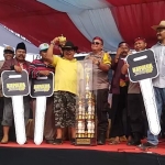 Kapolda Jatim Irjen Pol Luki Hermawan menyerahkan trofi dan hadiah kepada para juara lomba Kerapan Sapi.