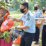 Rakha Sukma Purnama, Kepala Kantor Imigrasi Kediri bersama staf saat menyerahkan bantuan. foto: ist