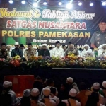 Suasana Salawat dan Tabligh Akbar di monumen Arek Lancor.