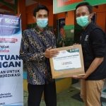 Tim Program ACT Kediri (kanan) saat menyerahkan bantuan dari program Sahabat Guru Indonesia kepada salah seorang guru. foto: ist.