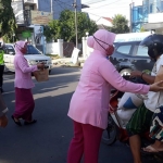 Ibu-ibu Bhayangkari Polres Pamekasan mengadakan bagi-bagi takjil kepada para pengguna jalan di depan Mapolres Pamekasan.