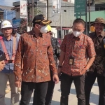 CEK PROGRES: Bupati Ahmad Muhdlor saat sidak proyek betonisasi Simpang Tiga Pasar Tulangan, Sabtu (17/9/2022). Foto: Ist.