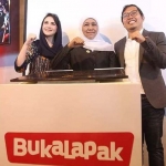 Gubernur Jatim, Khofifah Indar Parawansa berpose bersama Ketua Dekranasda Jatim, Arumi Bachhsin, dan CEO Bukalapak, Achmad Zaky usai Grand Launching Research and Development Bukalapak Surabaya. foto: istimewa.