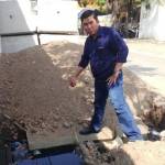 Anggota Komisi C DPRD Surabaya Achmad Suyanto menunjukkan penggarapan proyek box culvert yang amburadul.