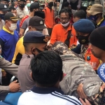 Petugas gabungan saat mengevakuasi korban tanah longsor di Ponpes An-Nidhomiyah yang terletak di Dusun Jepun, Ds.. Bindang, Kec. Pasean, Kab. Pamekasan.